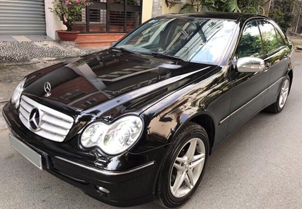 &quot;Soi&quot; xe sang Mercedes va BMW gia chi 300 trieu tai VN-Hinh-2